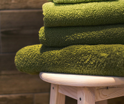 Handtücher auf Holzstuhl