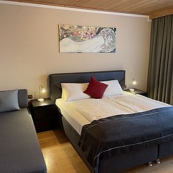 Schlafzimmer mit Box-Springbett, Zusatzbett & Balkon